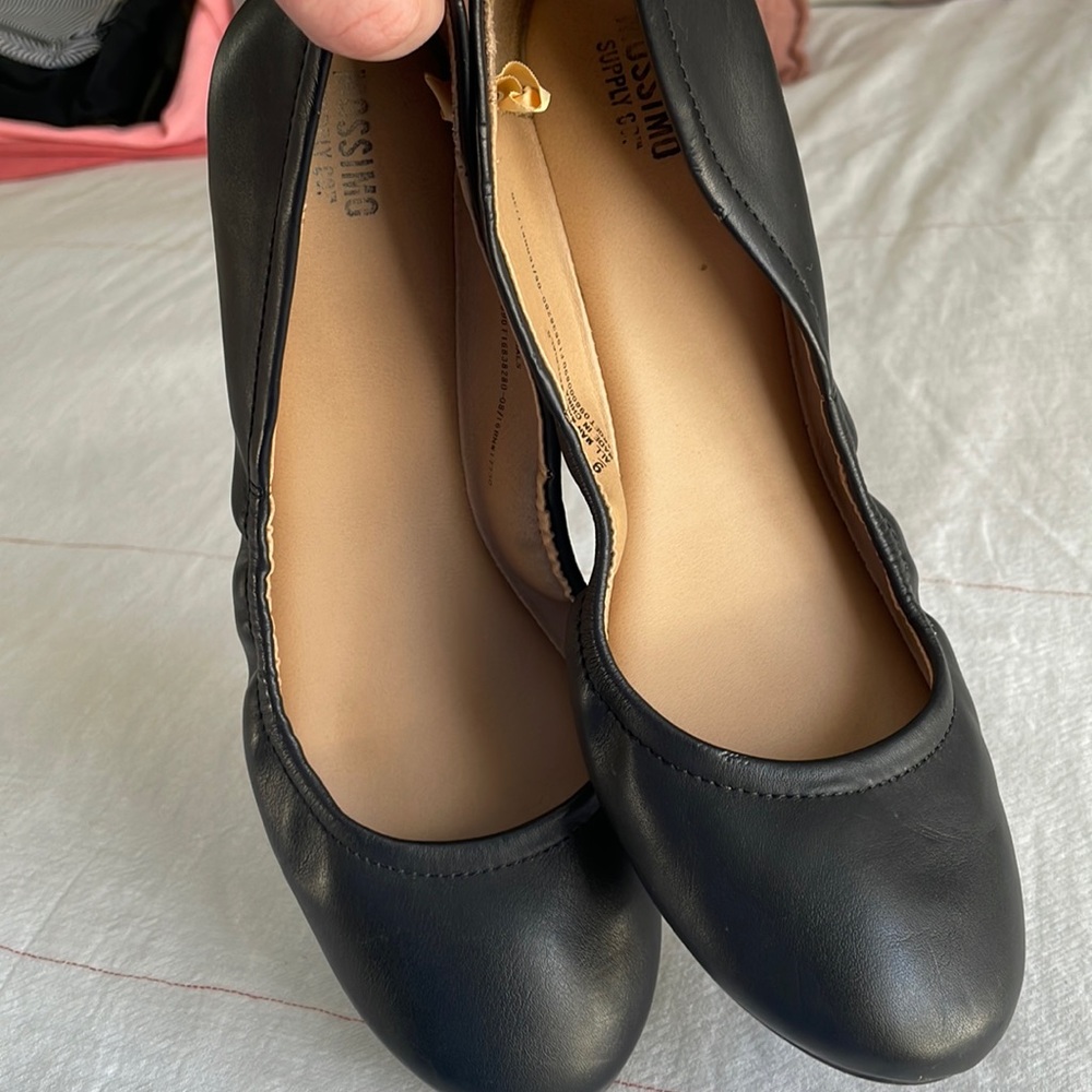 Women’s Black Flats.